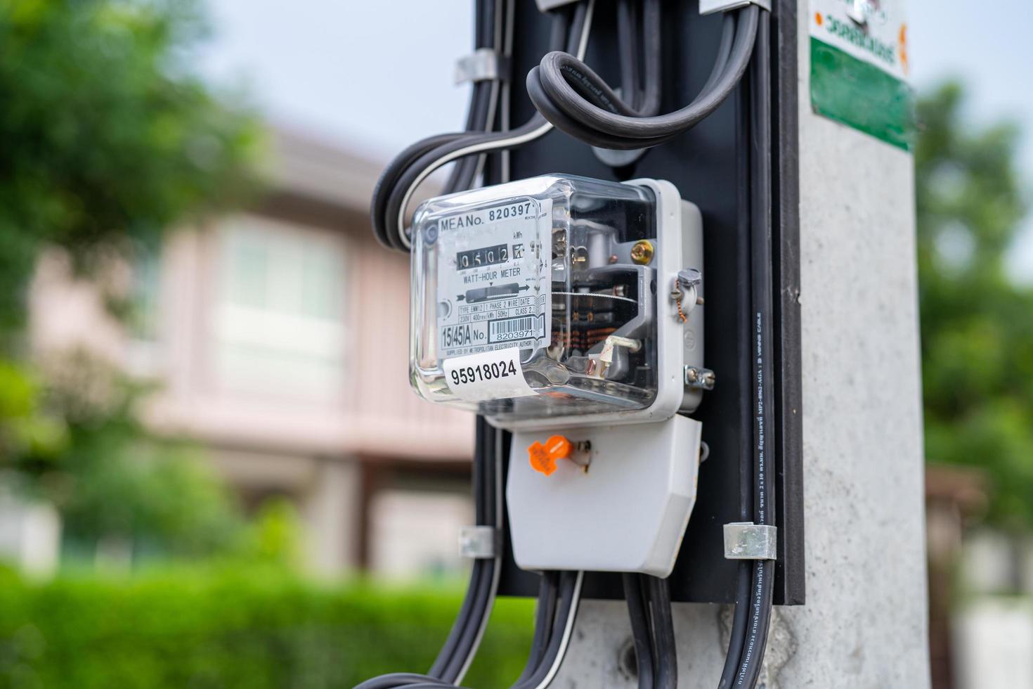 Medidor de potencia eléctrica para medir el costo de energía en el hogar y la oficina. foto