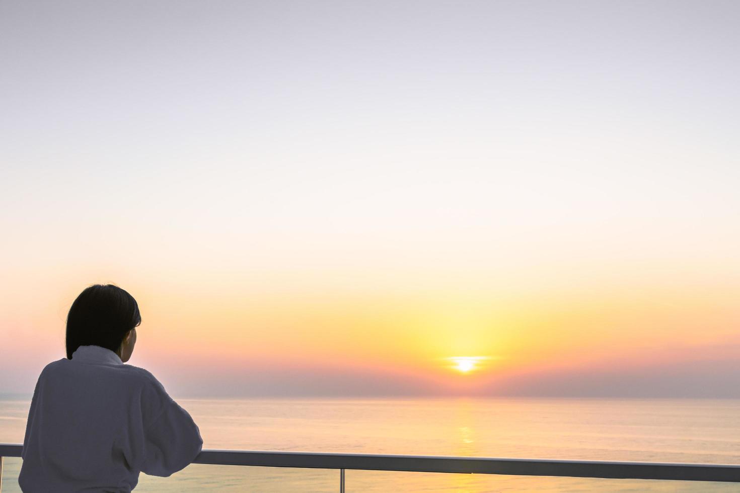 persona disfruta del atardecer en vacaciones foto