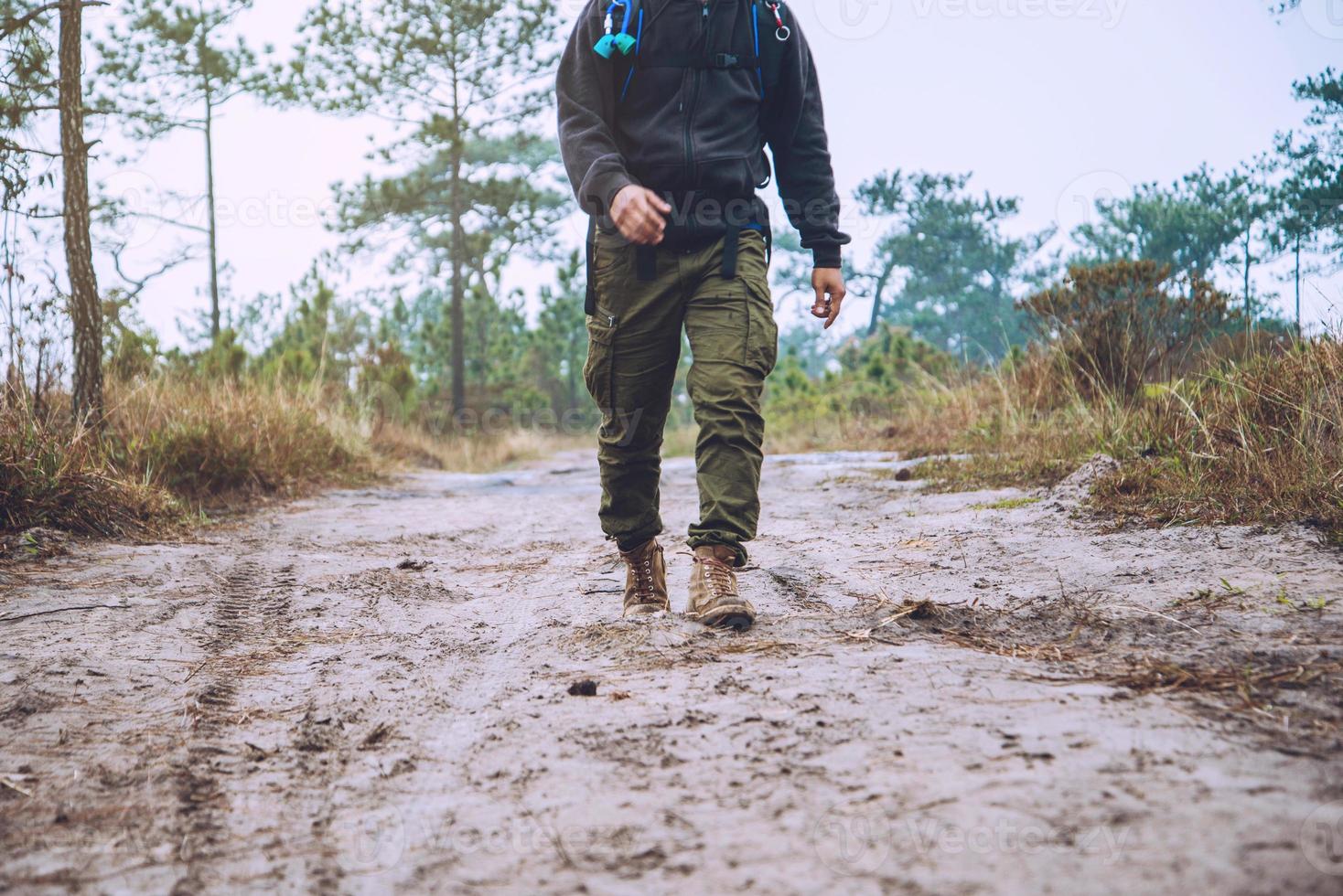 los hombres asiáticos viajan fotografía naturaleza. viajar relajarse. caminar por el camino. estudio de la naturaleza en la selva. tailandia foto