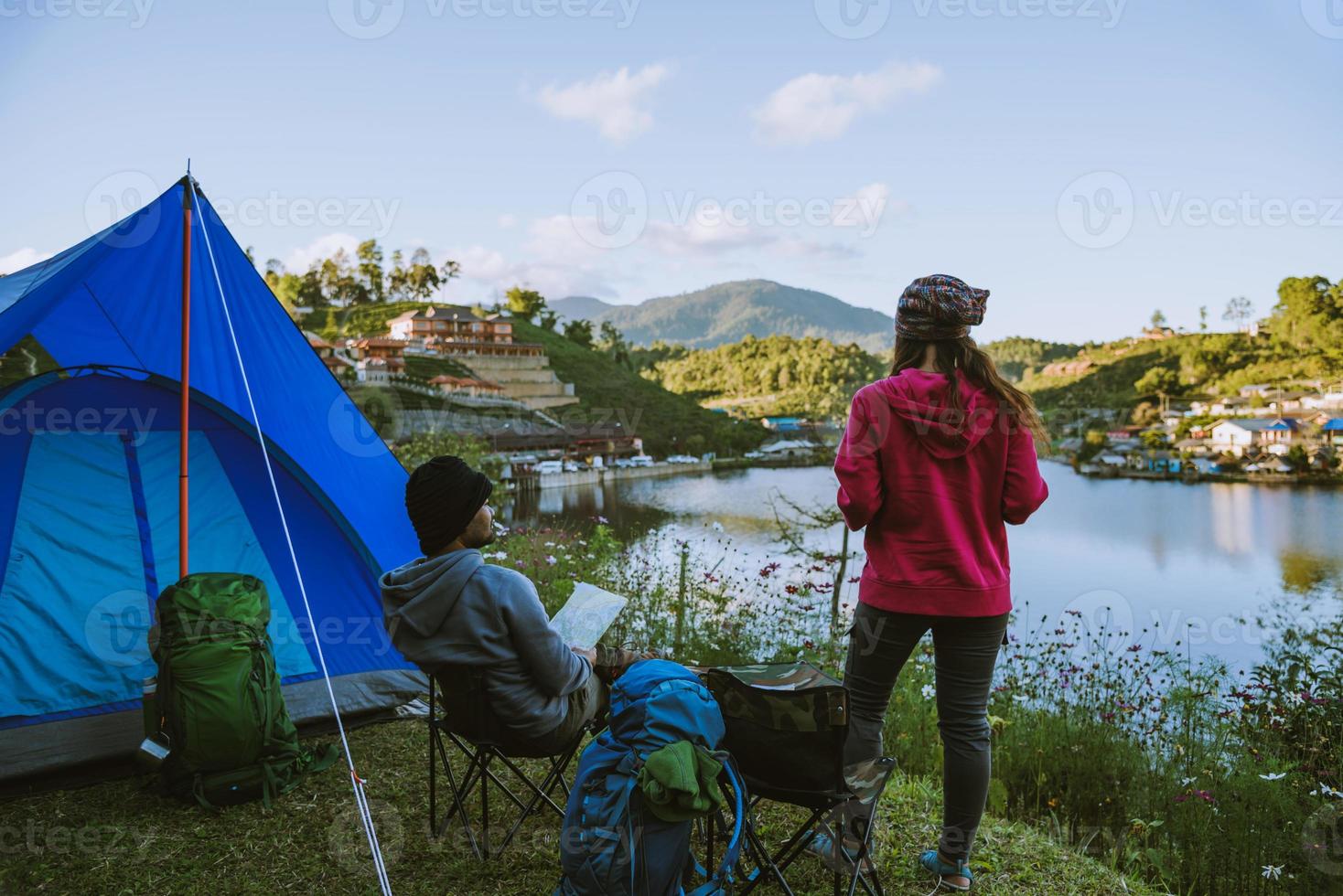 pareja disfrutando de unas vacaciones en camping en el  en  las montañas cerca del lago. 4515517 Foto de stock en Vecteezy