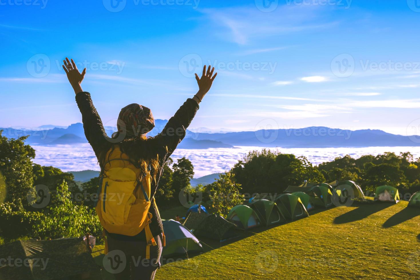 las mujeres asiáticas son felices y disfrutan de viajar relajarse. campo toque natural. tailandia foto