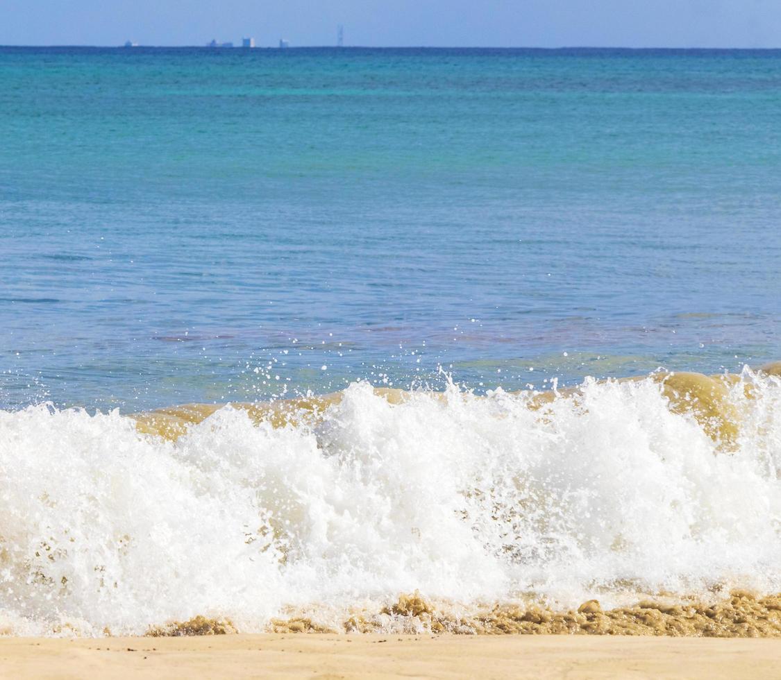 playa tropical mexicana olas agua turquesa playa del carmen mexico. foto