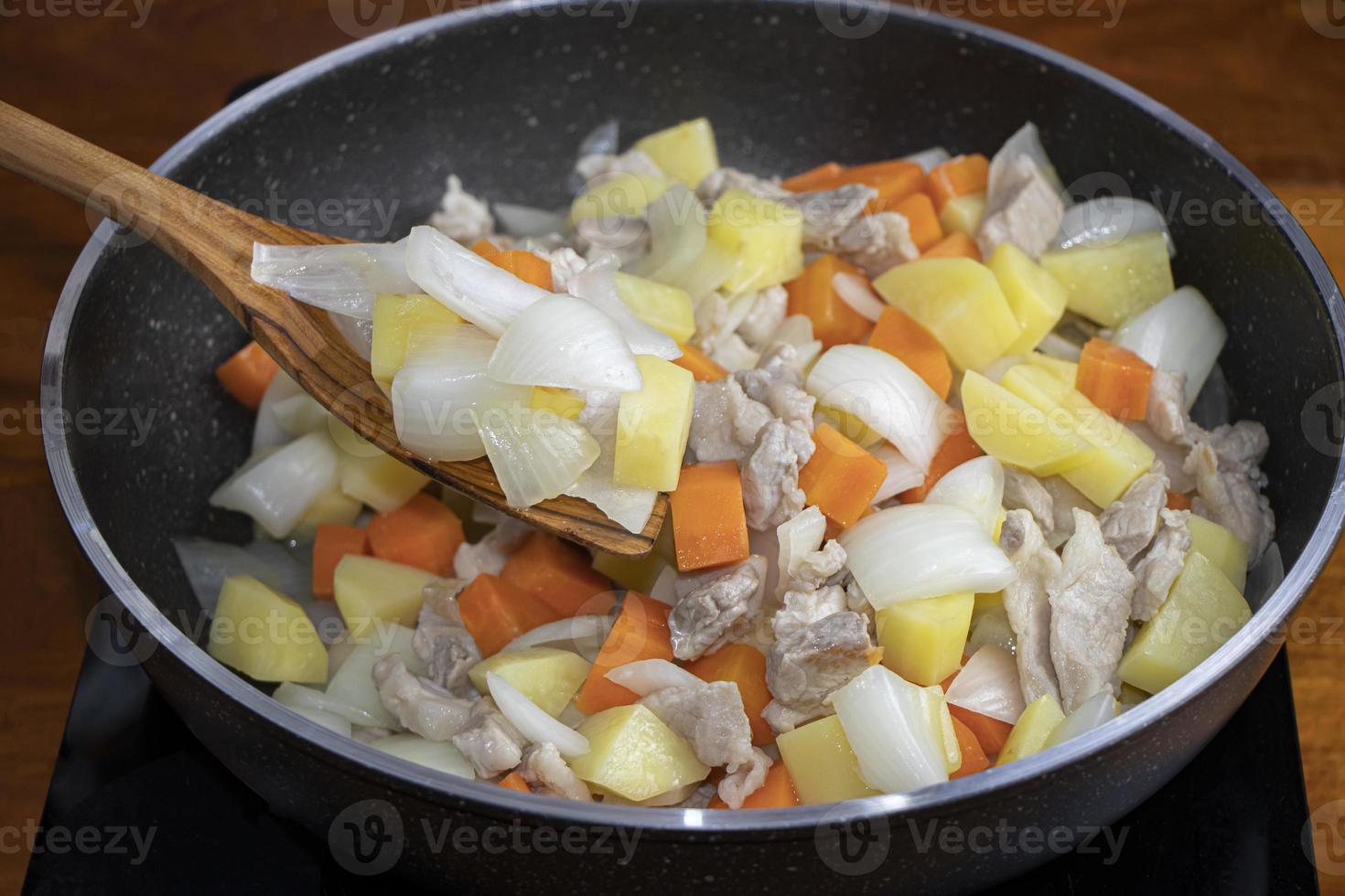 cerdo salteado con verduras mixtas en una sartén caliente. foto