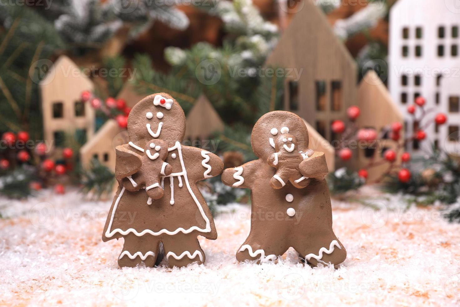 Adorable pan de jengibre mamá papá e hijos que tienen una feliz navidad foto