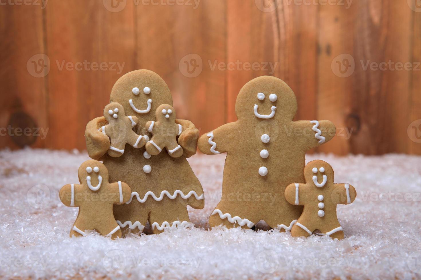 Familia de pan de jengibre con 4 niños en vacaciones de fondo navideño foto