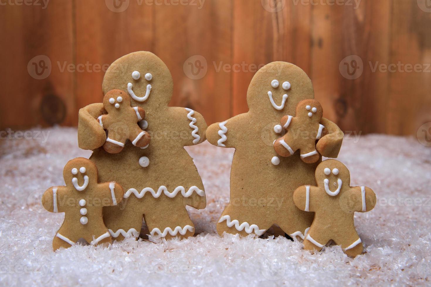 Familia de pan de jengibre con 4 niños en vacaciones de fondo navideño foto