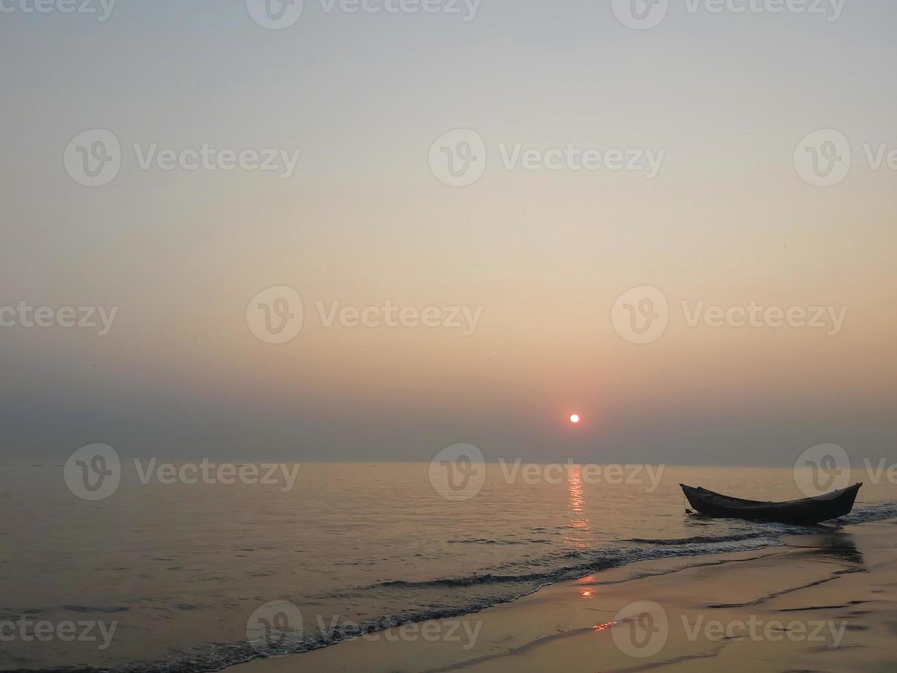 orilla del río con sol vespertino foto