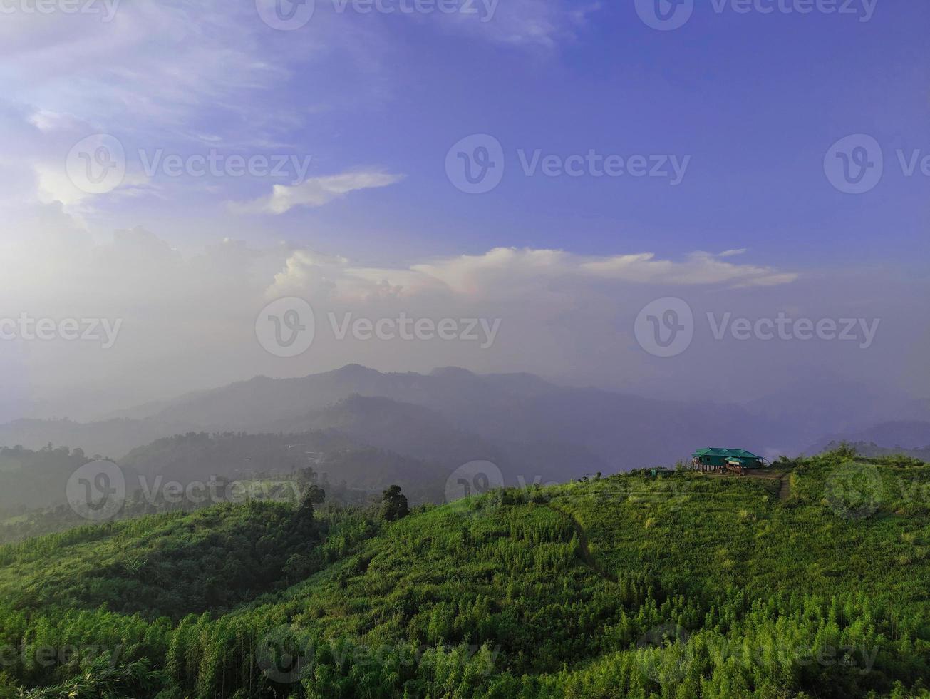 colina verde con hermoso cielo matutino foto