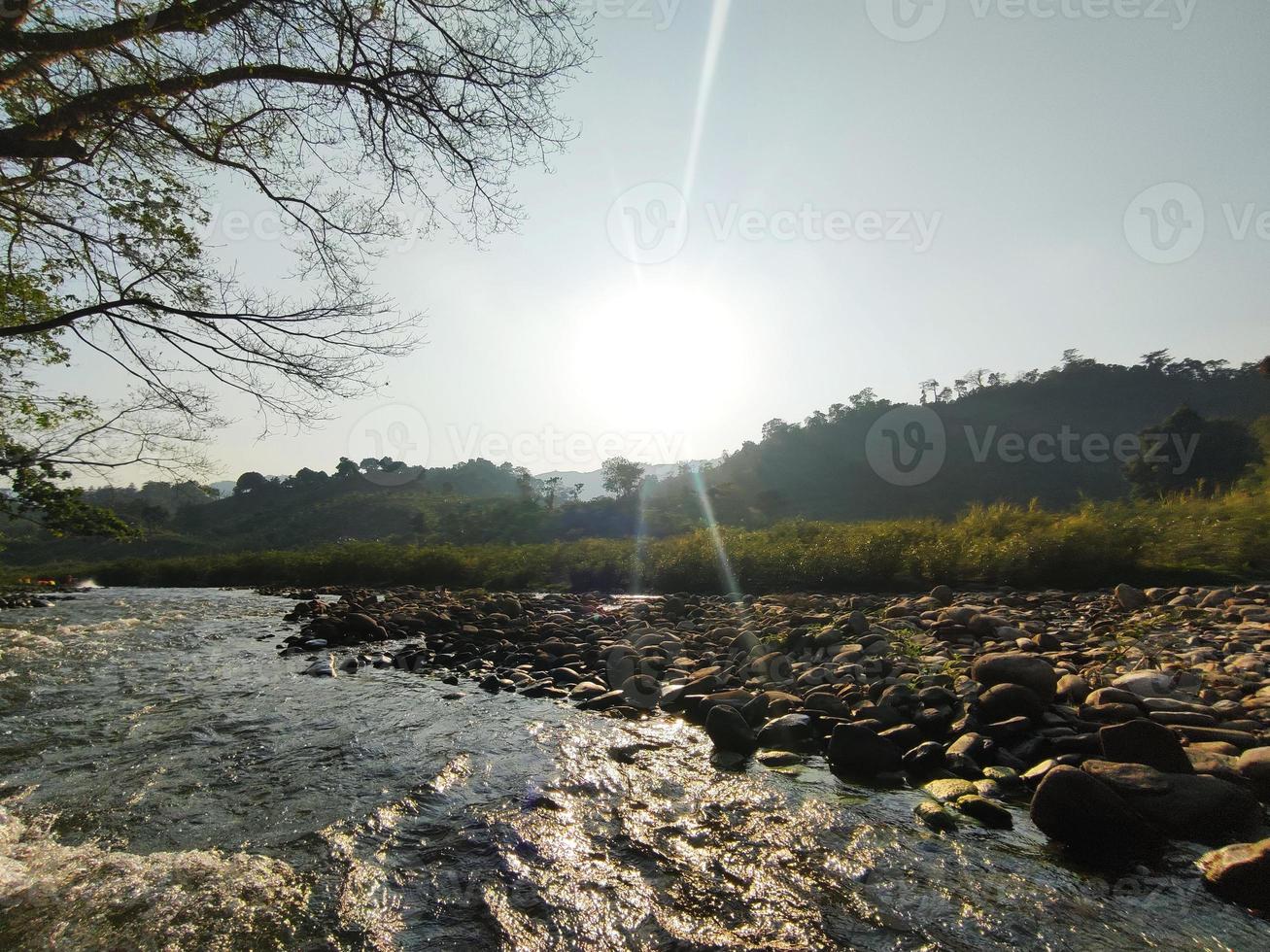 sol ardiente en la naturaleza de la montaña foto