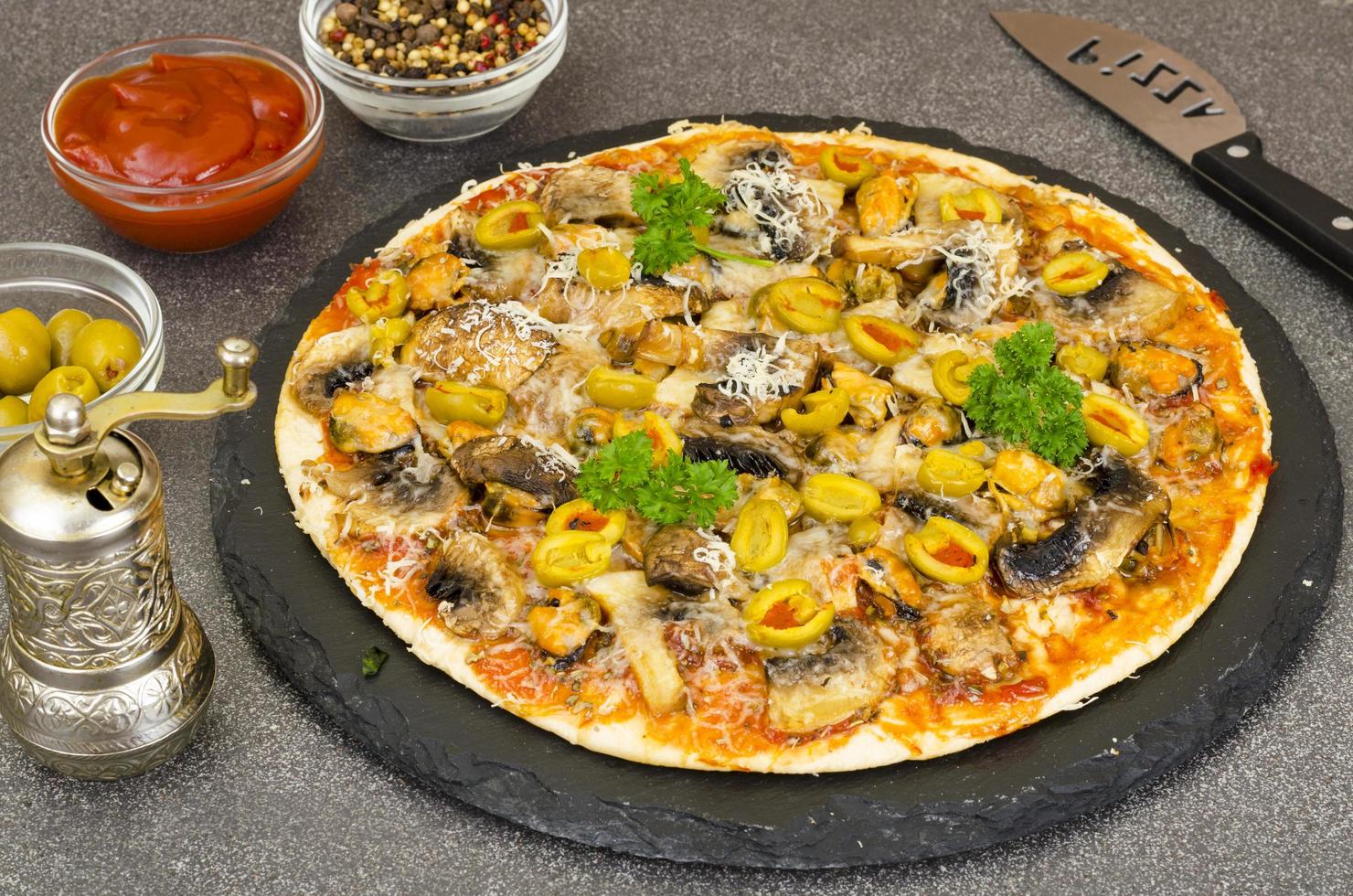 pizza con mejillones, champiñones, aceitunas verdes. foto de estudio