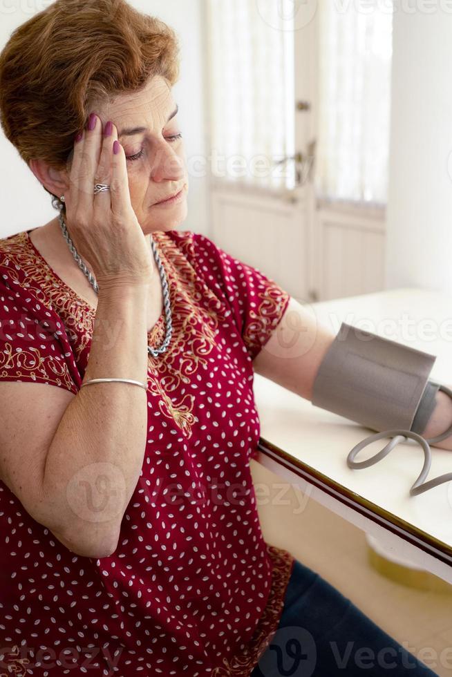 la mujer madura se siente mal. foto