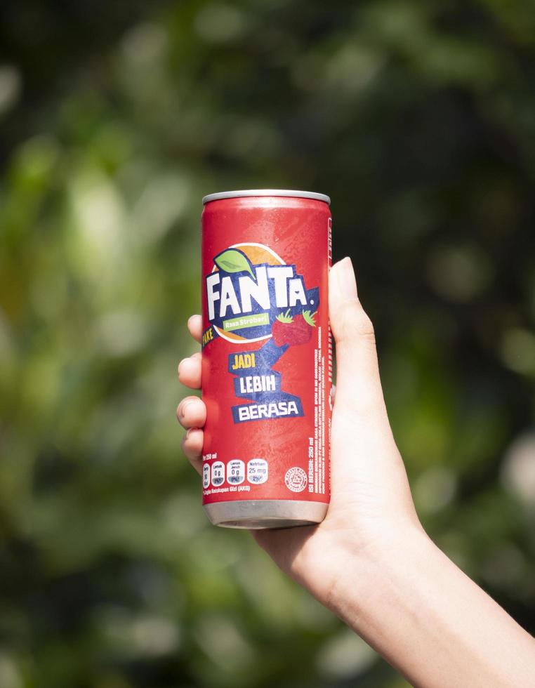 Yakarta, Indonesia, 2021 mano sosteniendo fanta bebida enlatada foto