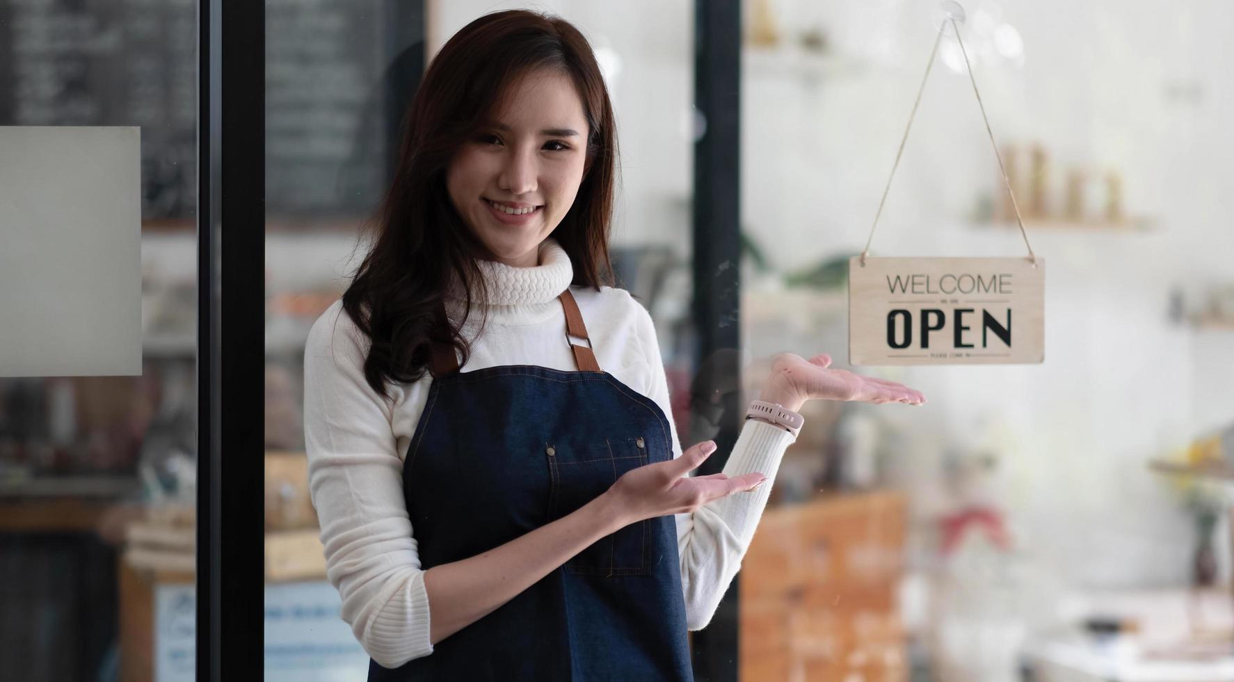 Retrato de inicio exitoso propietario de una pequeña empresa en la cafetería. SME empresario vendedor concepto de negocio foto