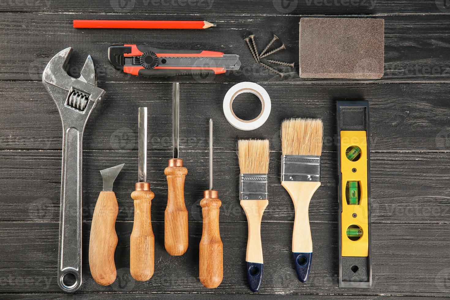 conjunto de herramientas sobre fondo de madera foto