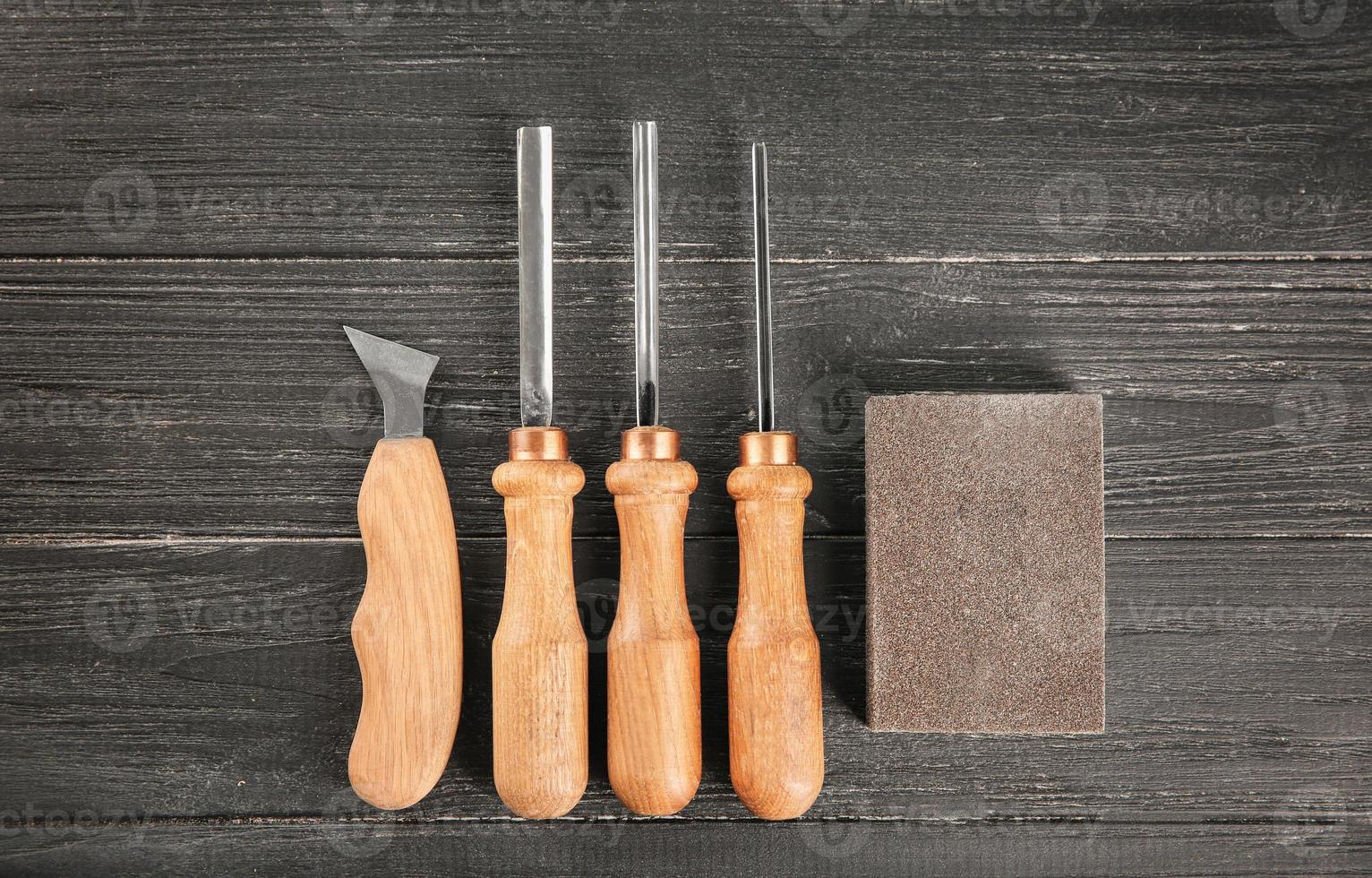 Conjunto de herramientas de carpintero sobre fondo de madera foto