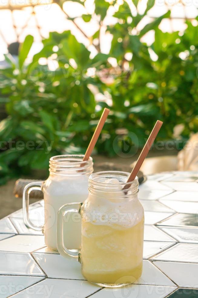 Tarro de batido de piña en la mesa foto