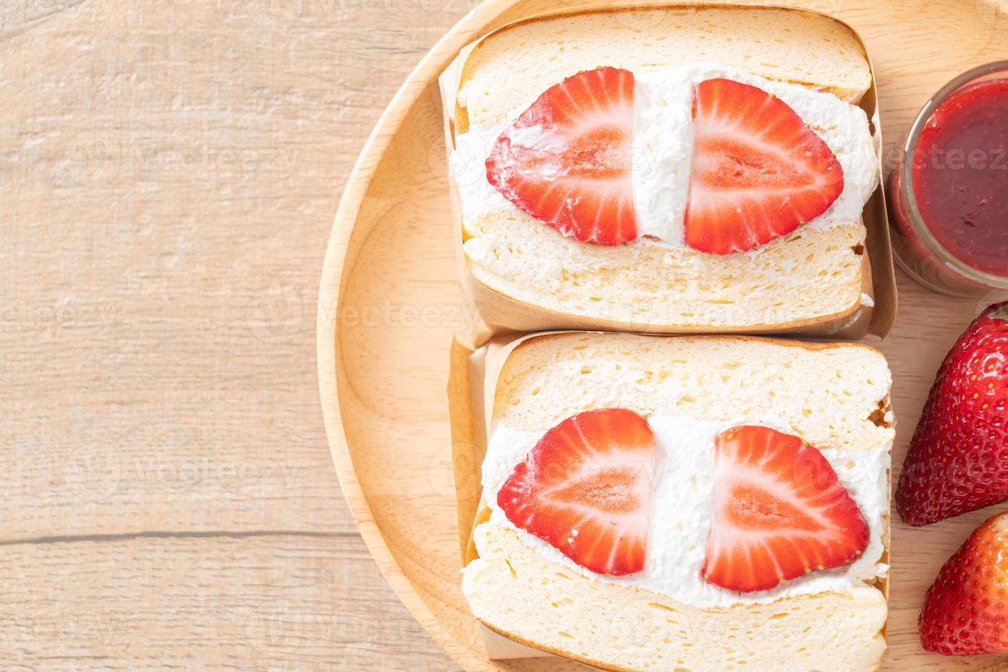 sándwich de panqueque crema fresca de fresa foto