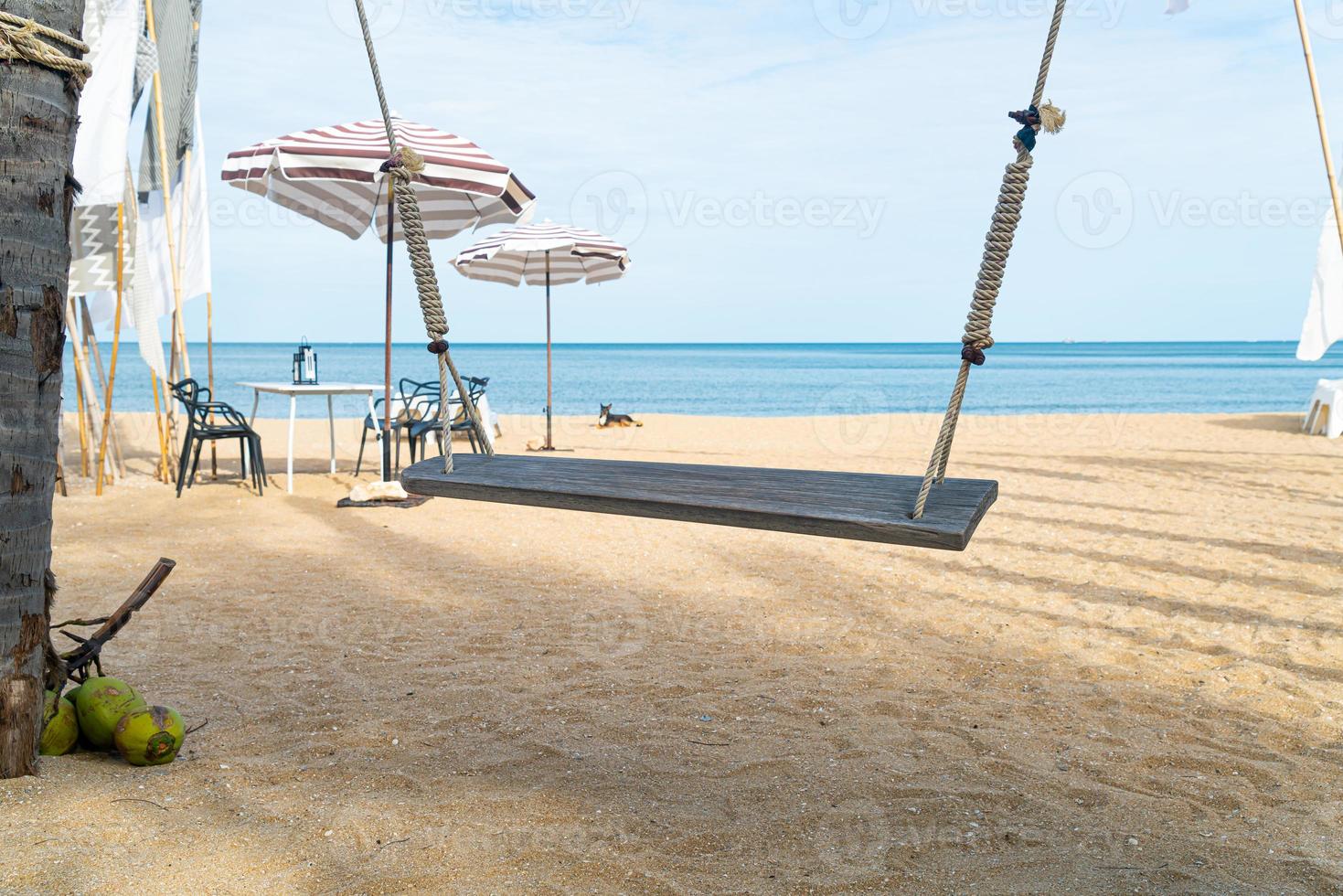 columpio de madera en la playa foto