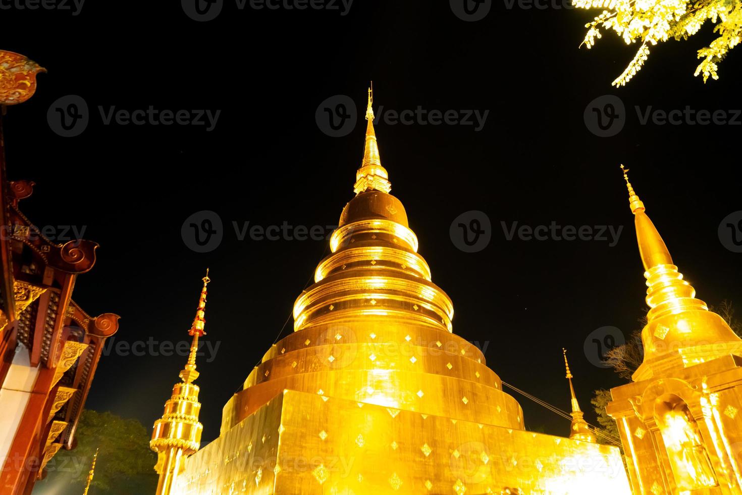 hermosa arquitectura en el templo wat phra sing waramahavihan en la provincia de chiang mai, tailandia. foto