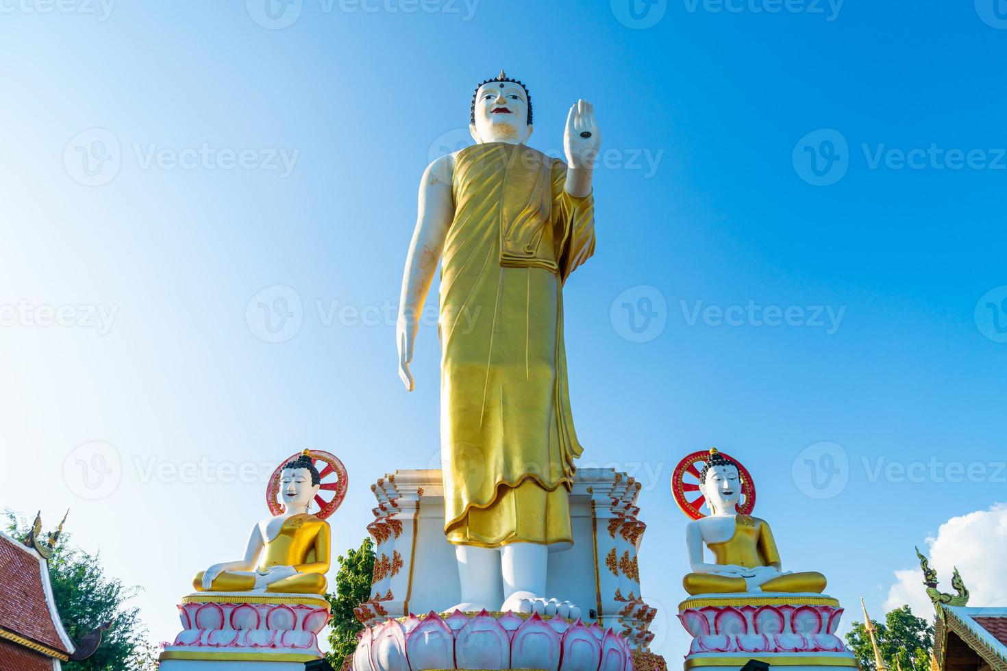 wat phra that doi kham - templo de la montaña dorada foto