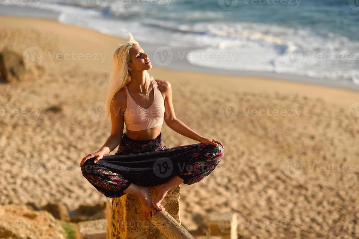 mujer disfrutando de la puesta de sol en una hermosa playa foto