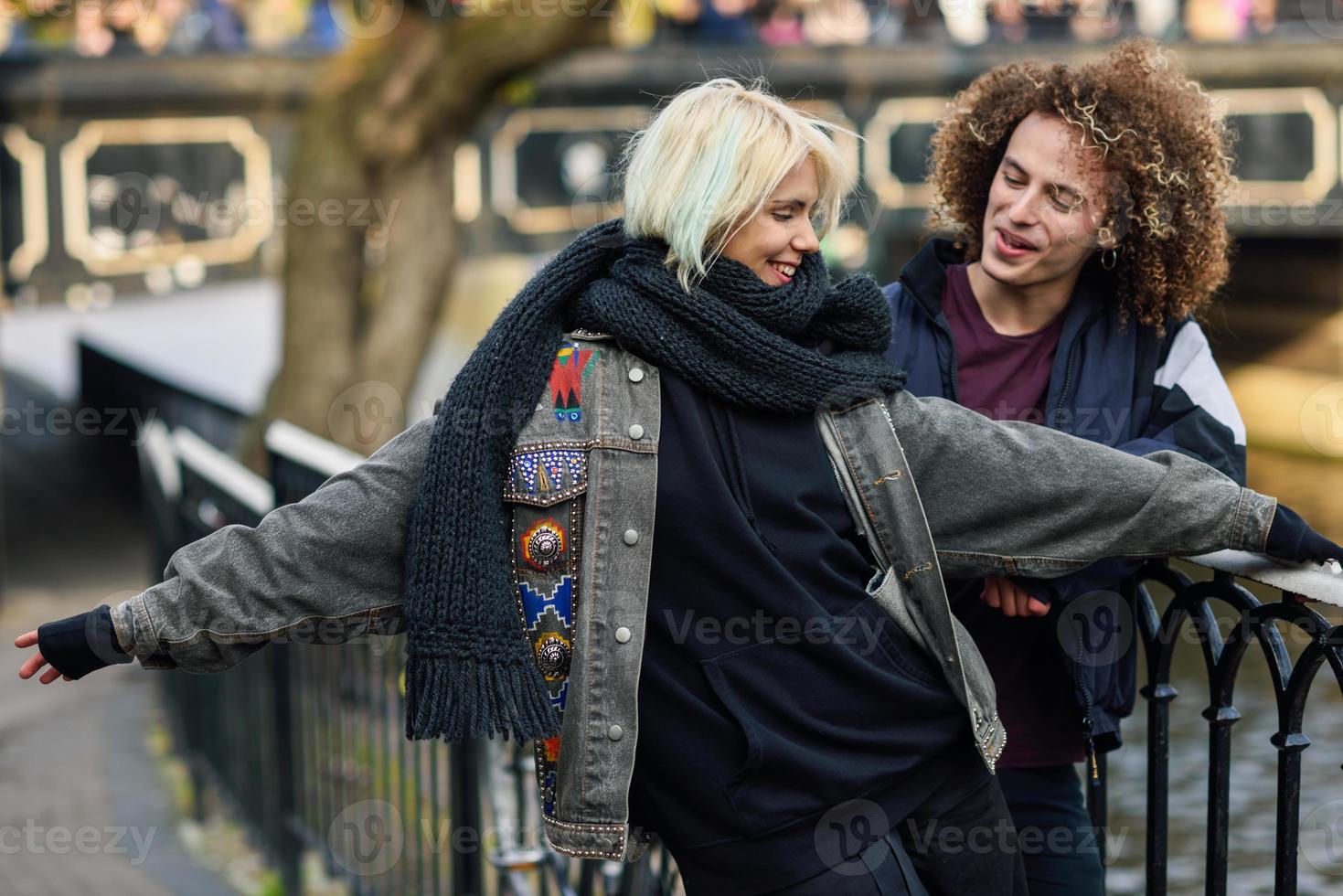 Feliz pareja divirtiéndose en Camden Town, Little Venice, foto