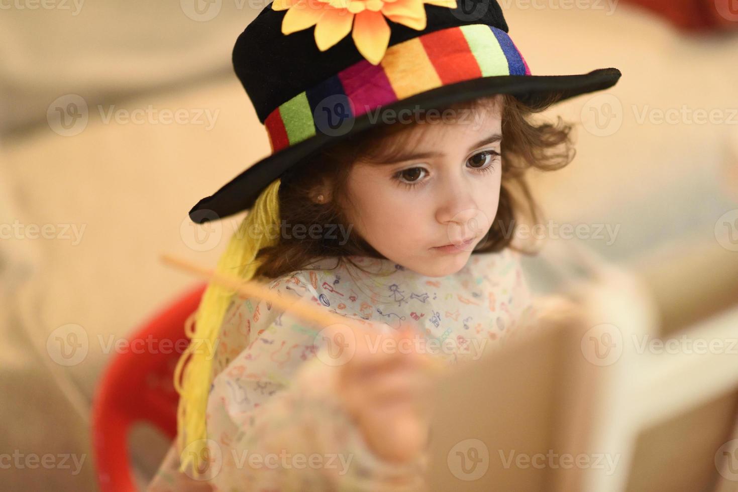 niña pintando un cuadro en casa foto