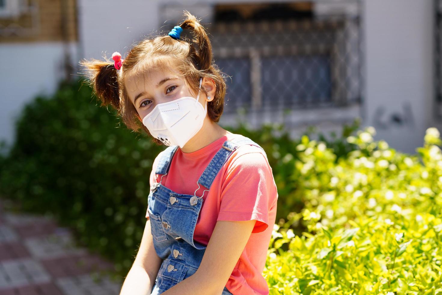 niña con una máscara de protección contra el coronavirus durante la pandemia de covid-19 foto