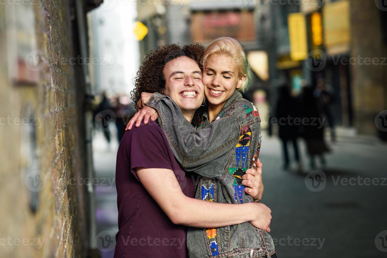 Pareja joven abrazándose en el fondo urbano en una típica calle de Londres. foto