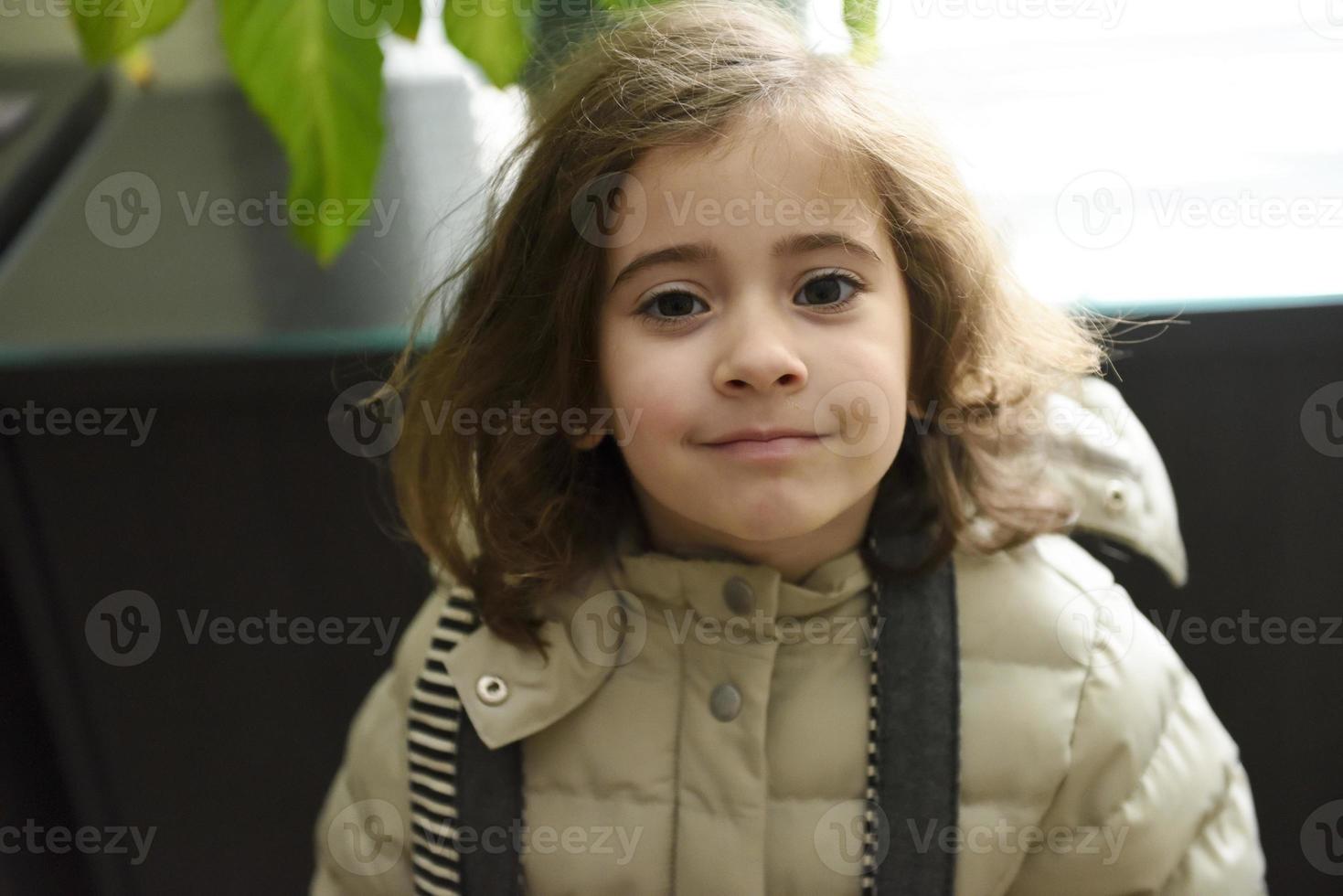 niña preparada para el regreso a la escuela foto