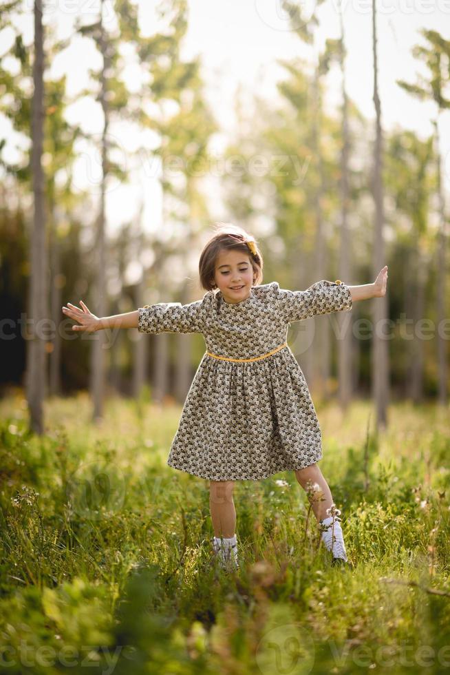 niña en el campo de la naturaleza con un hermoso vestido foto