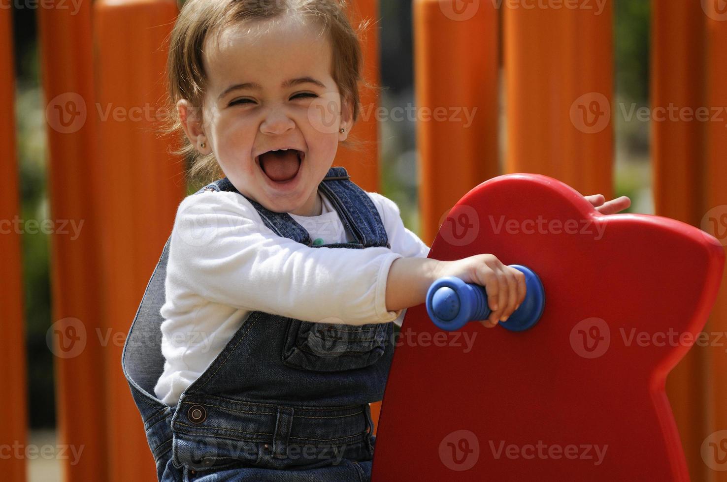niña jugando en un parque urbano. foto