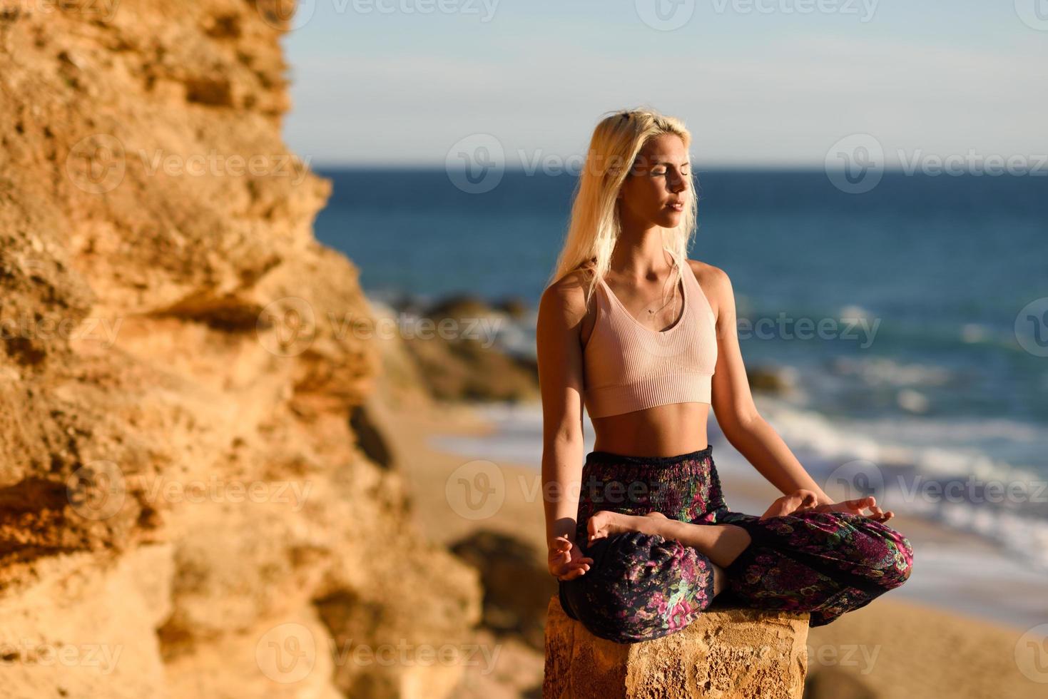 mujer disfrutando de la puesta de sol en una hermosa playa foto