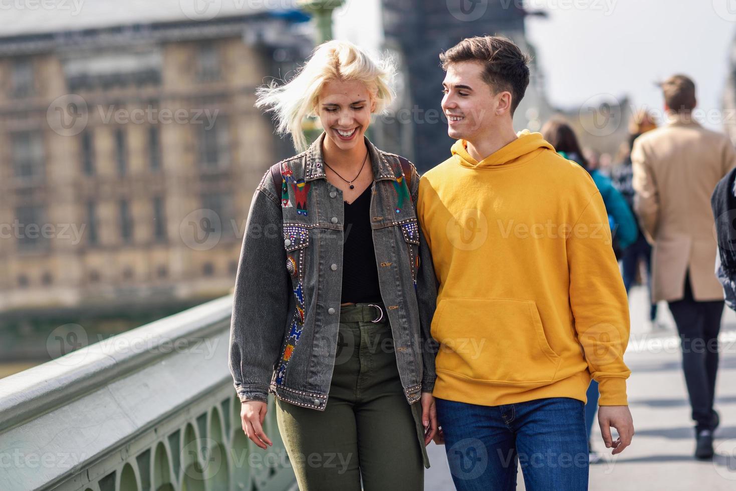 Pareja feliz por el puente de Westminster, el río Támesis, Londres. Reino Unido. foto