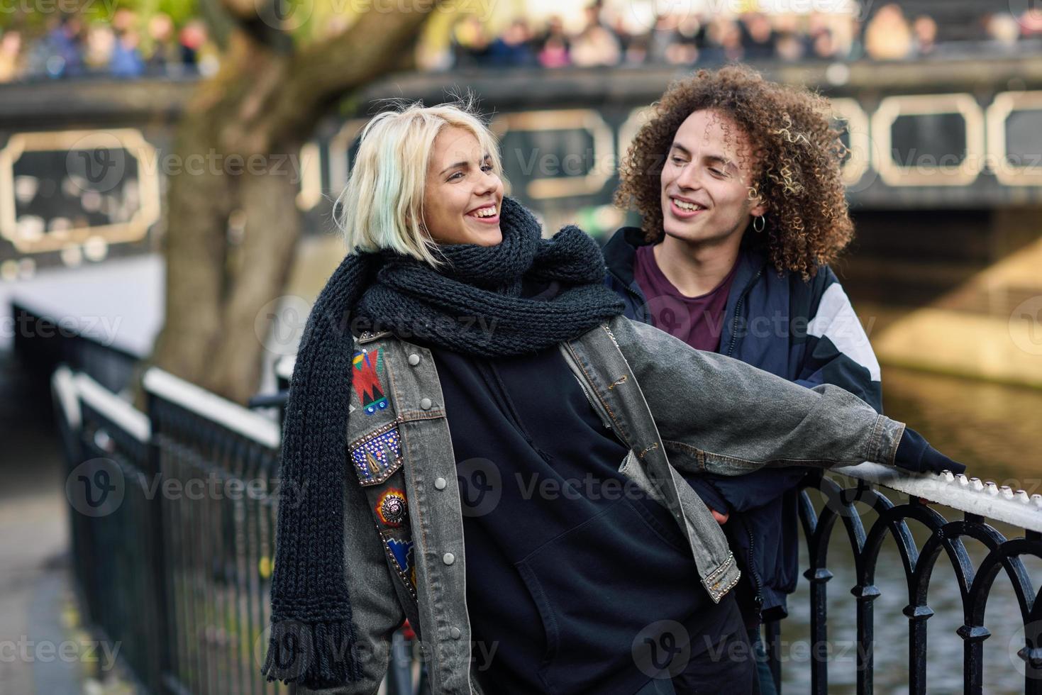 Feliz pareja divirtiéndose en Camden Town, Little Venice, foto