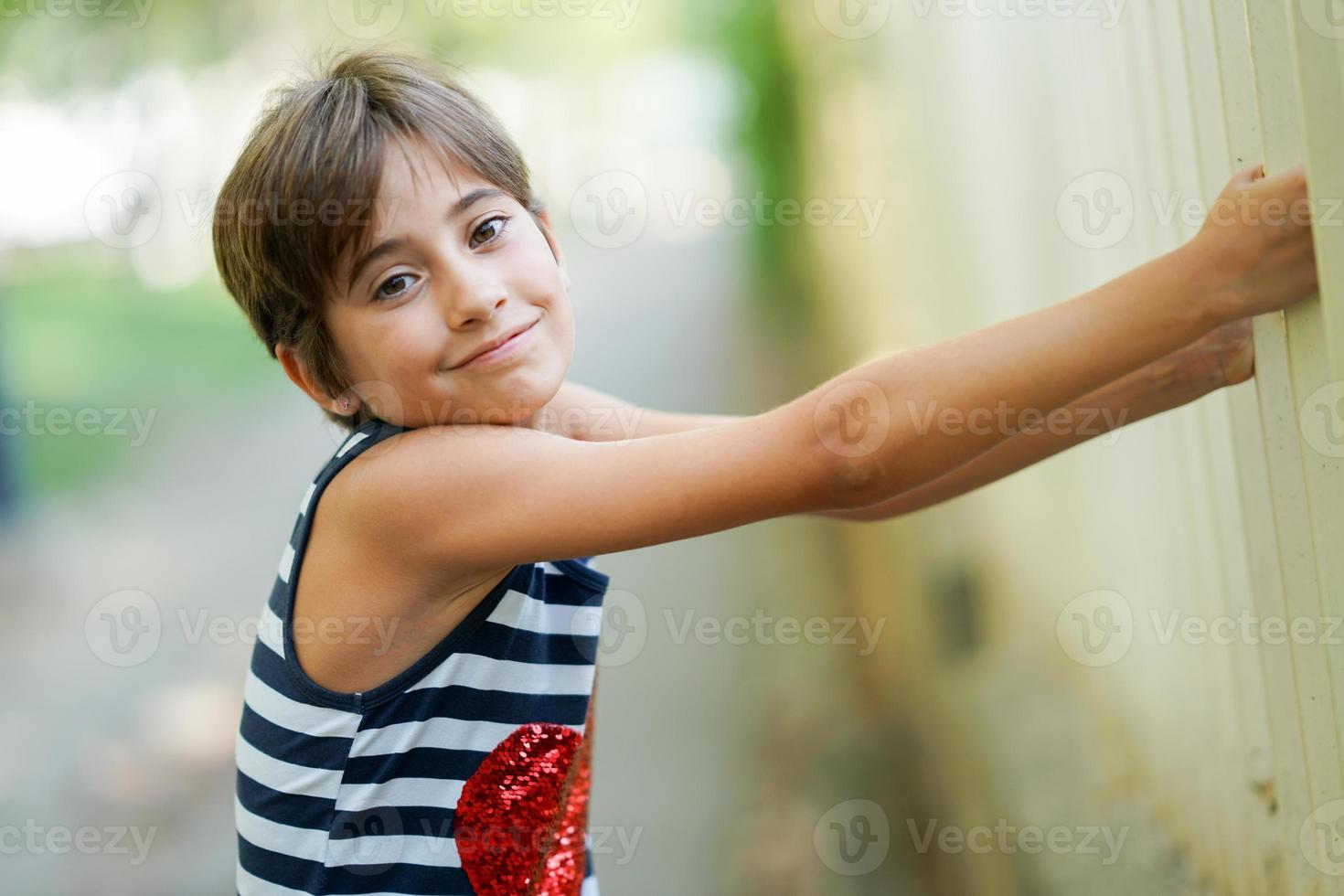 niña, ocho años, divirtiéndose al aire libre. foto