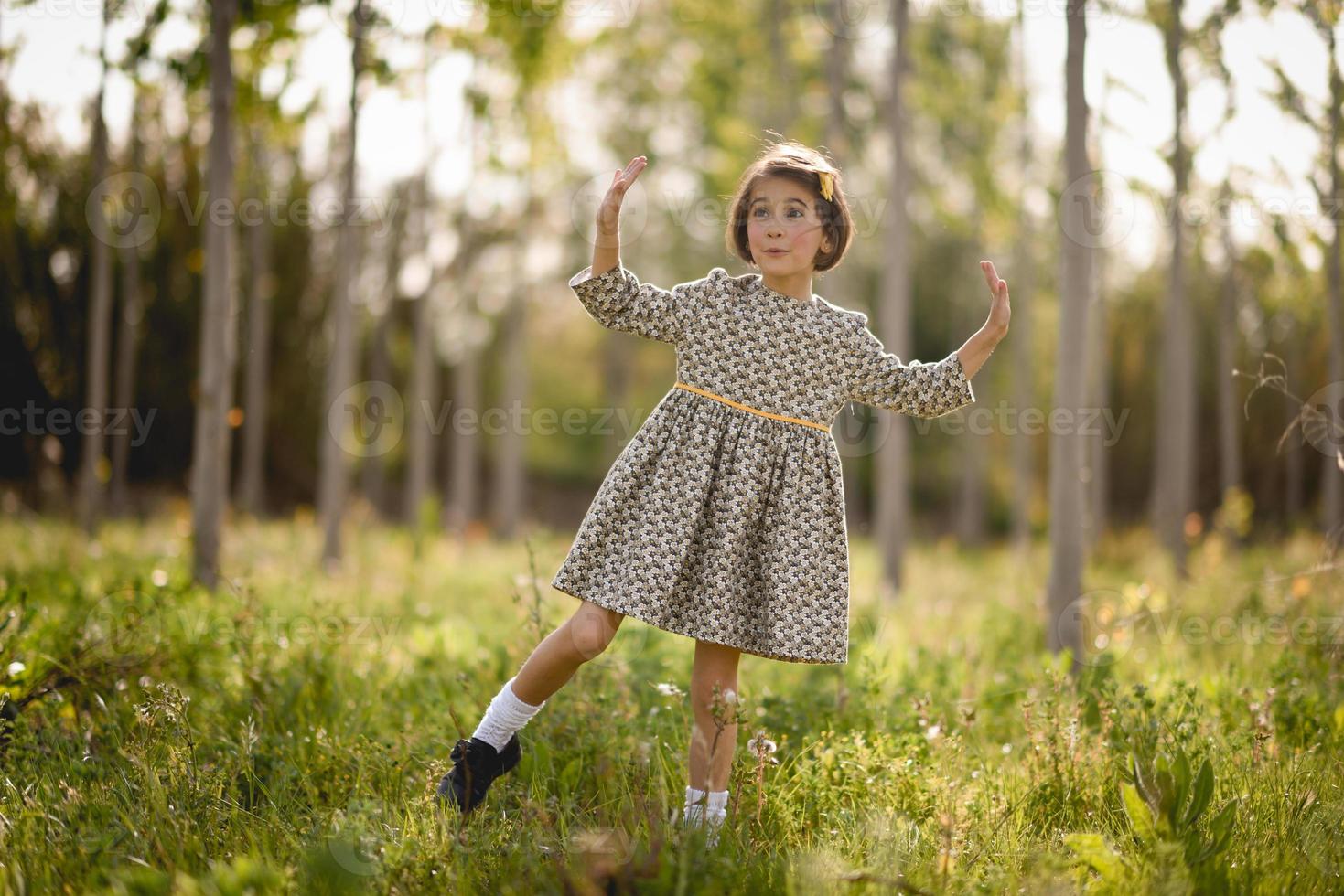 niña en el campo de la naturaleza con un hermoso vestido foto