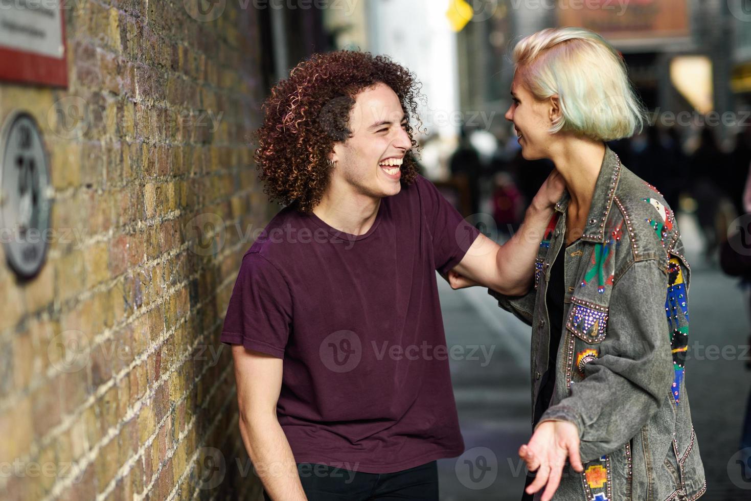 Pareja joven hablando en el contexto urbano en una típica calle de Londres. foto