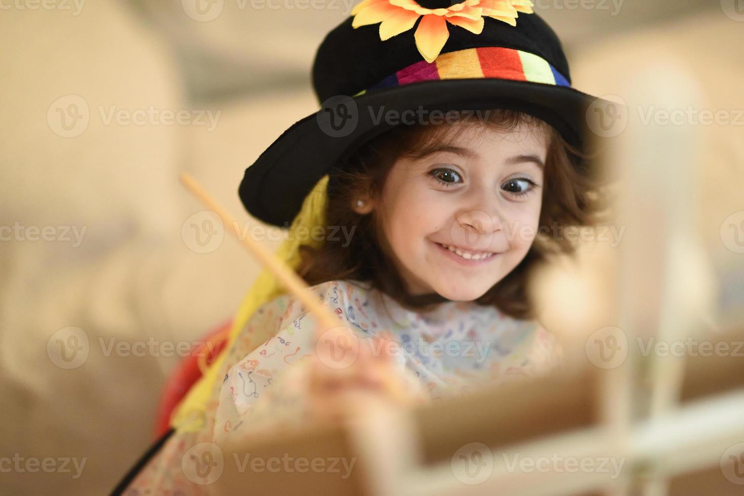 niña pintando un cuadro en casa foto