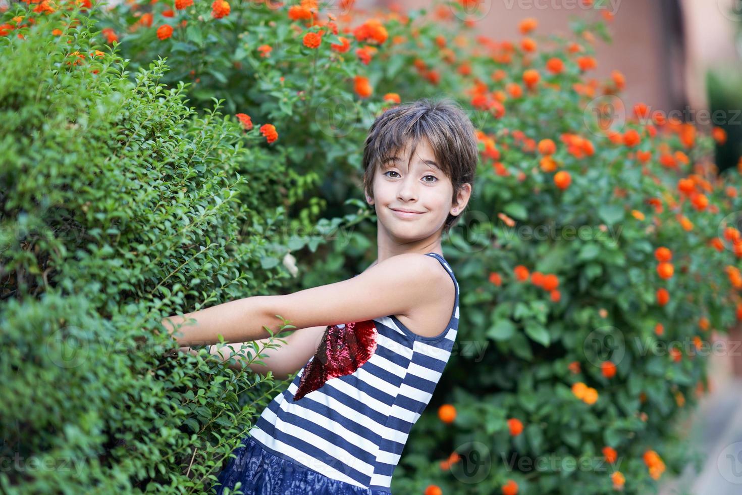 niña, ocho años, divirtiéndose al aire libre. foto