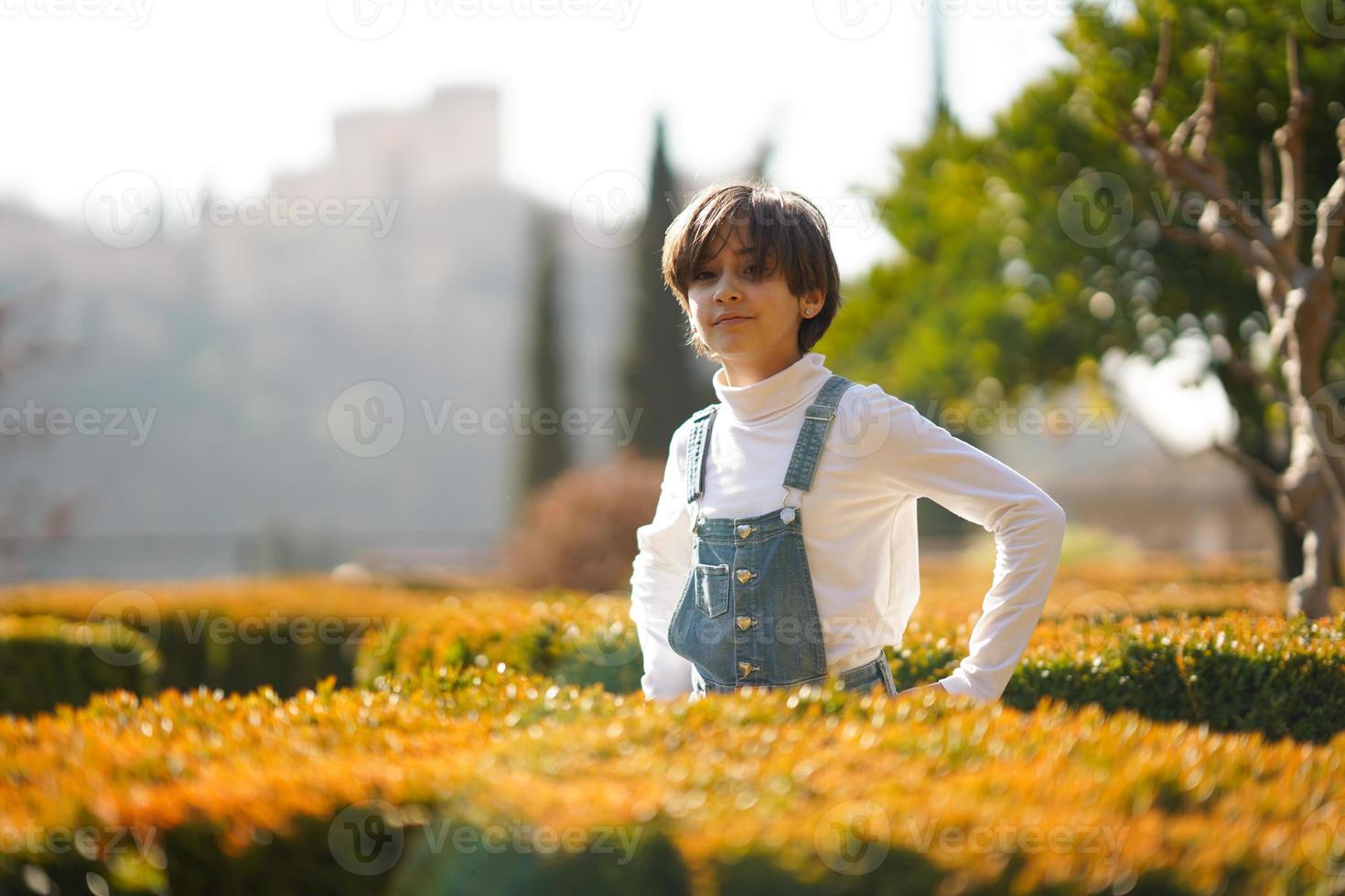 Niña de ocho años divirtiéndose en un parque urbano. foto