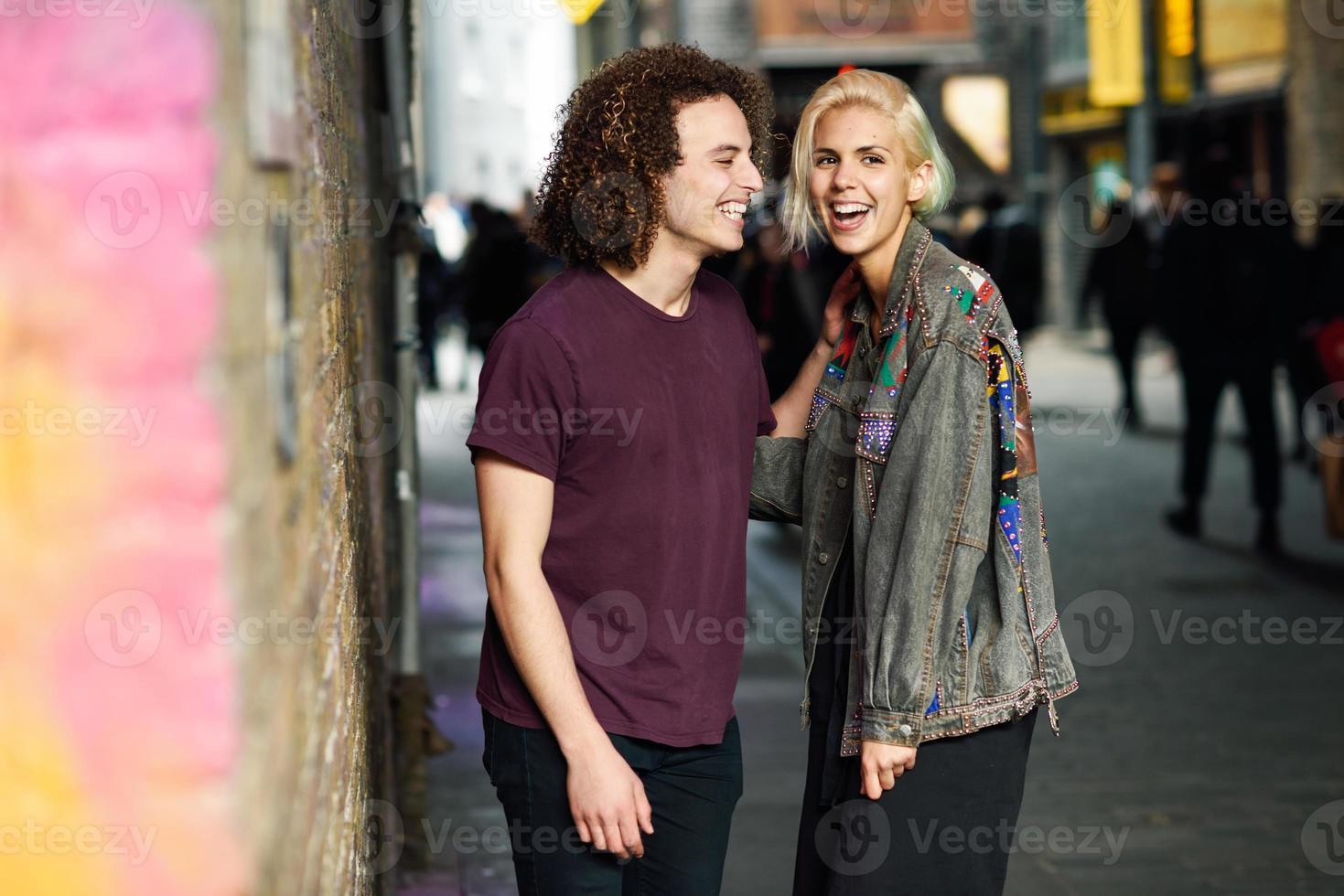 Pareja joven hablando en el contexto urbano en una típica calle de Londres. foto