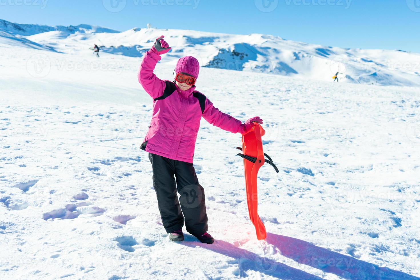 niña en trineo en la estación de esquí de sierra nevada. foto