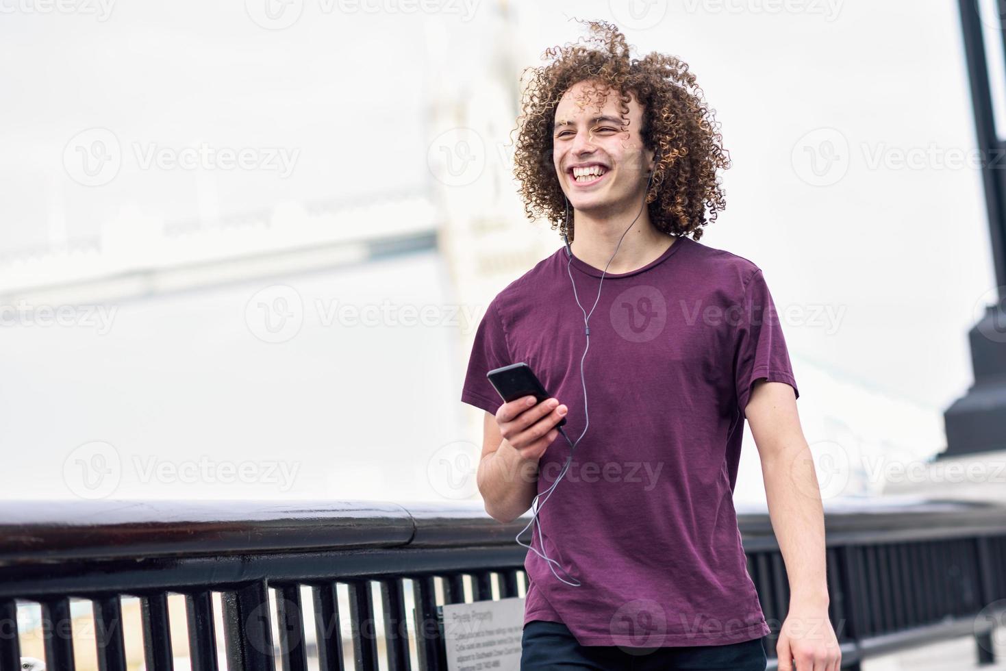 hombre escuchando música en el fondo urbano. foto