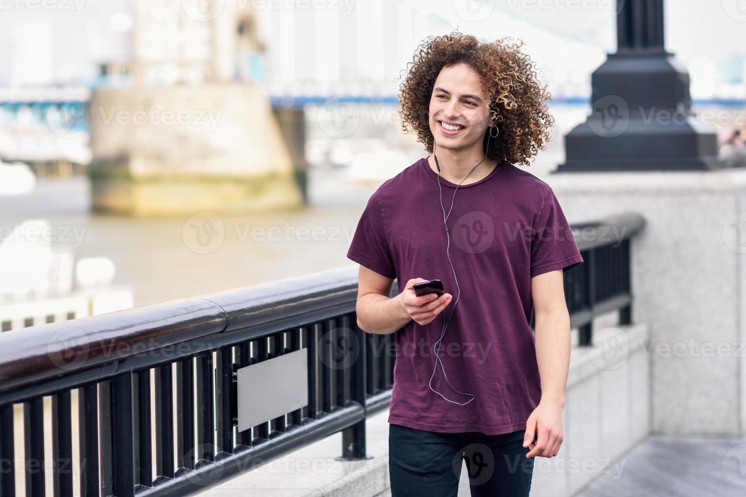 hombre escuchando música en el fondo urbano. foto