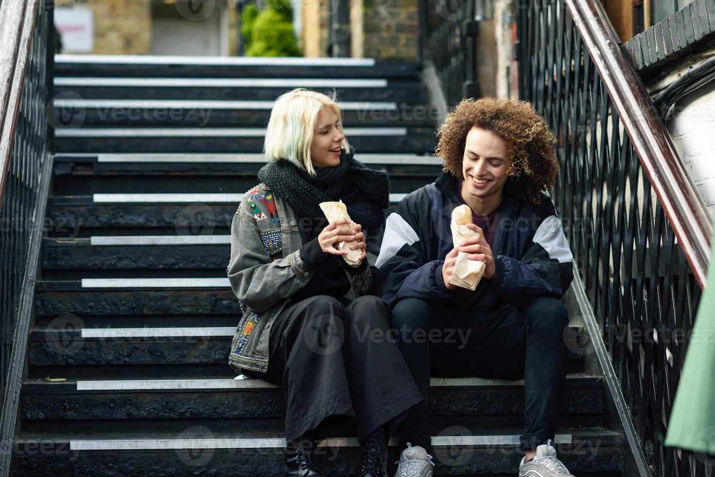 Feliz pareja comiendo doner kebab, shawarma, en Camden Town foto