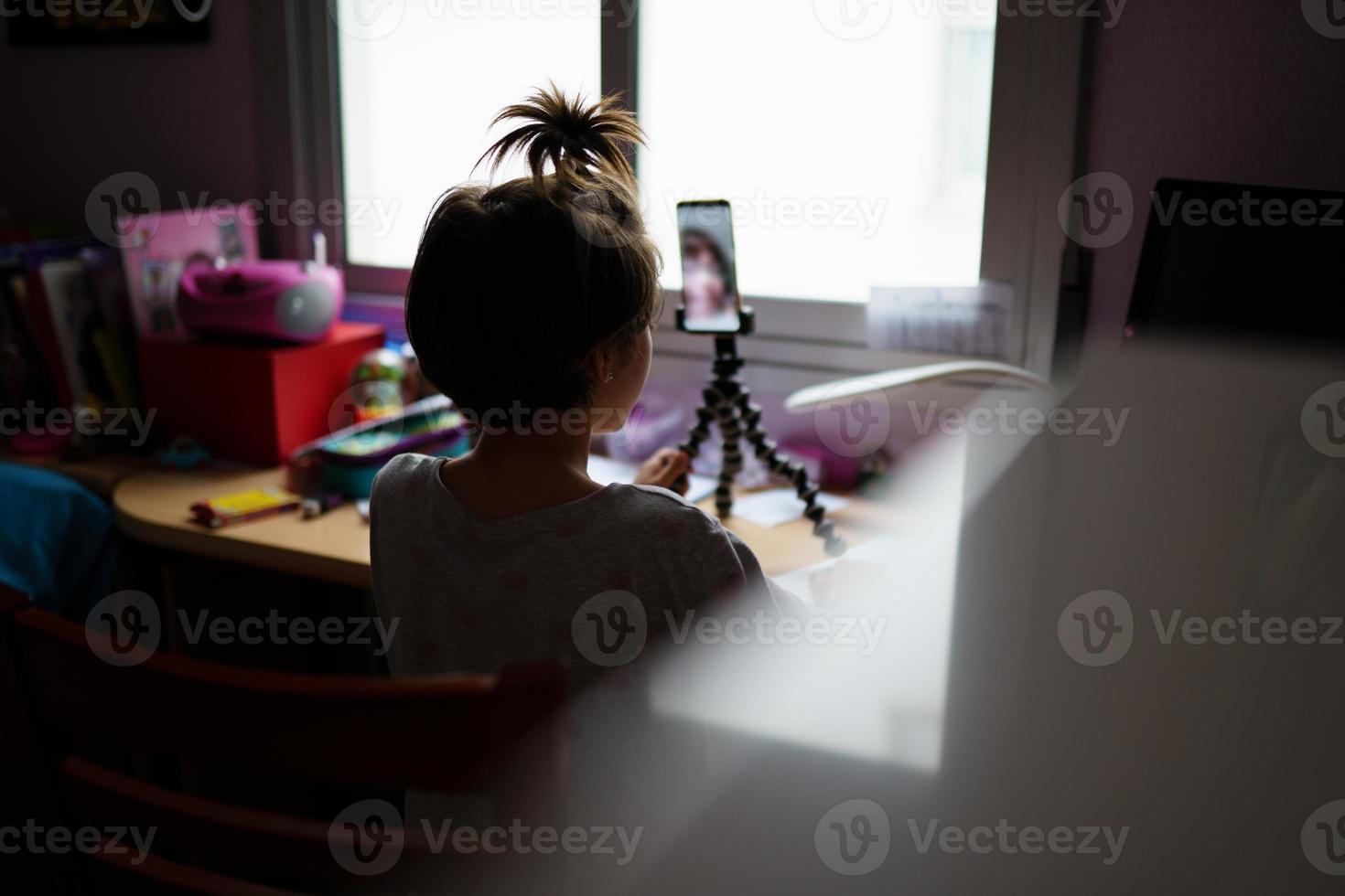 niñas hablando por videoconferencia con smartphone foto