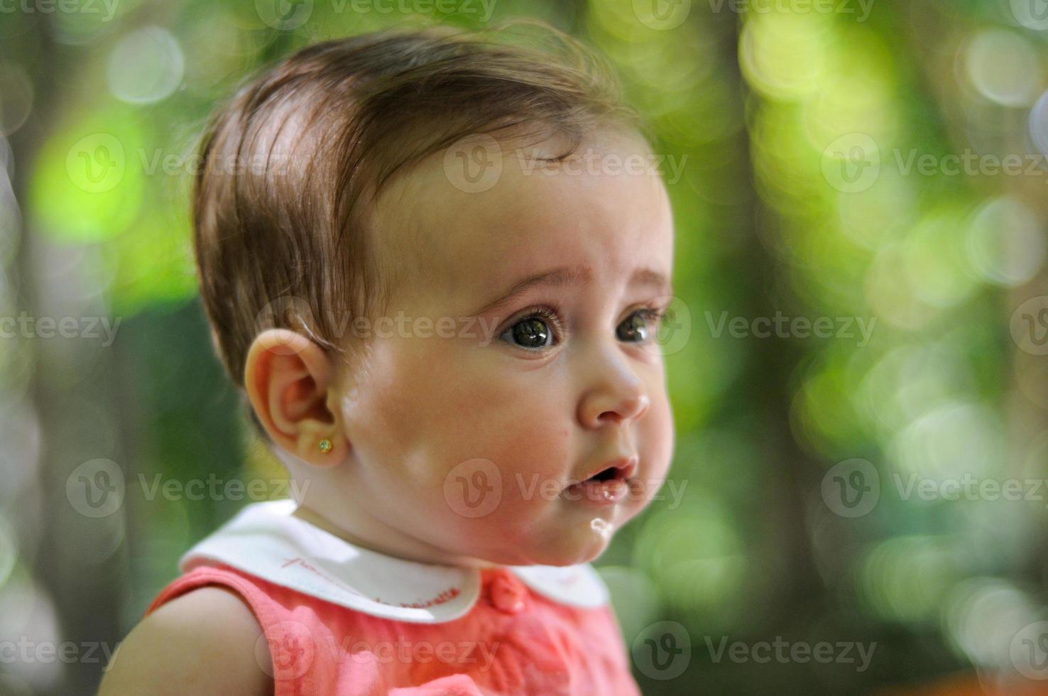 Niña de seis meses divirtiéndose al aire libre. foto