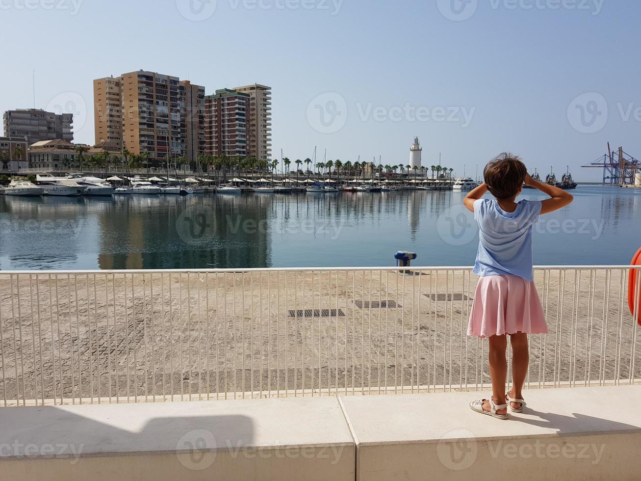 niña mirando el puerto de málaga foto