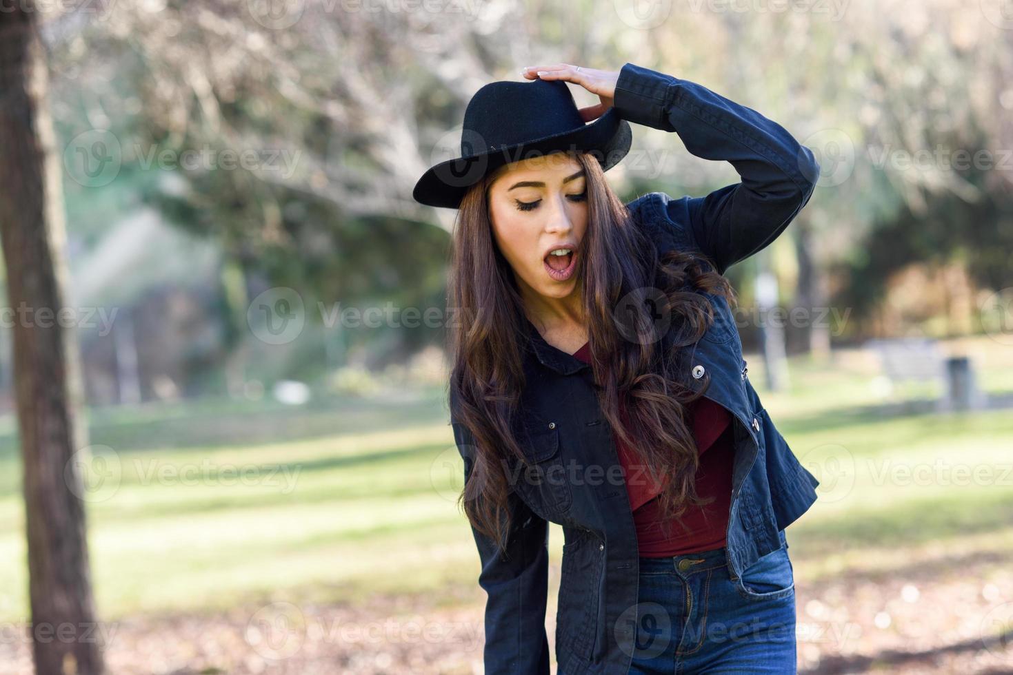 retrato, de, mujer joven, sonriente, en, parque urbano foto